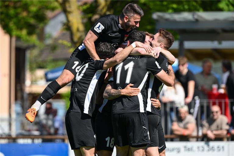 Jubel bei den Aspacher Spielern über den Auswärtssieg in Bahlingen und den so gut wie sicheren Aufstieg. Foto: Claus Stoll