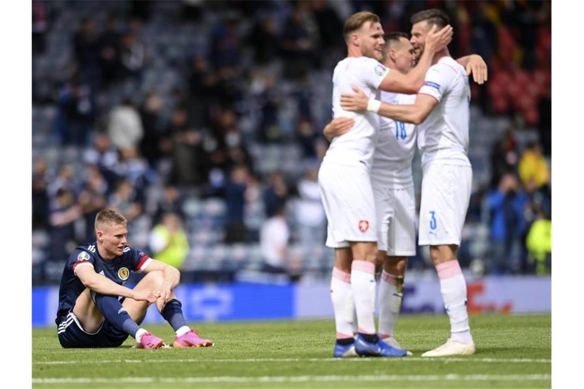 Jubel bei den Spieler Tschechiens, Enttäuschung beim Schotten Scott McTominay (l). Foto: Stu Forster/Getty Pool/AP/dpa