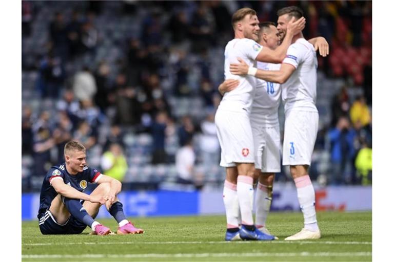 Jubel bei den Spieler Tschechiens, Enttäuschung beim Schotten Scott McTominay (l). Foto: Stu Forster/Getty Pool/AP/dpa