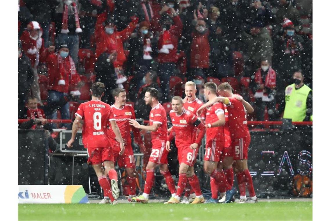 Dritte Niederlage in Serie: RB Leipzig unterliegt bei Union Jubel bei Schneefall im Stadion An der Alten Försterei: Die Spieler von Union Berlin feiern das 2:1 gegen RB Leipzig. Foto: Andreas Gora/dpa