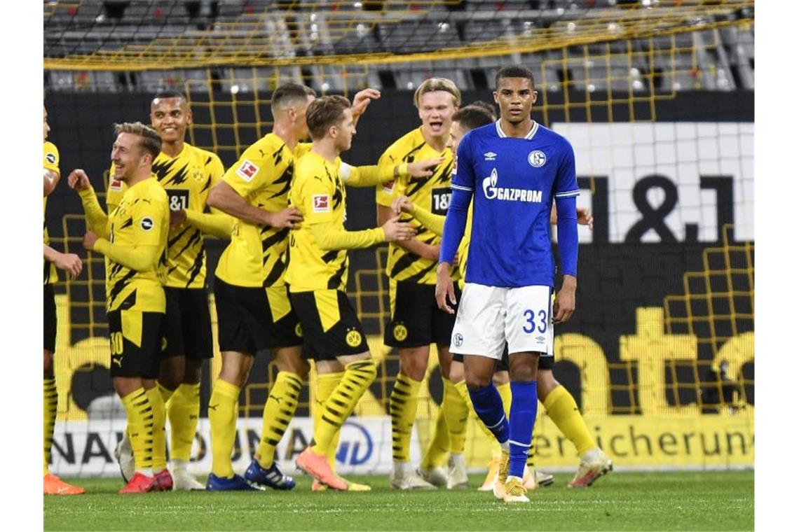 Jubel beim BVB, Frust bei Schalke nach dem Revierderby in Dortmund. Foto: Martin Meissner/AP-Pool/dpa