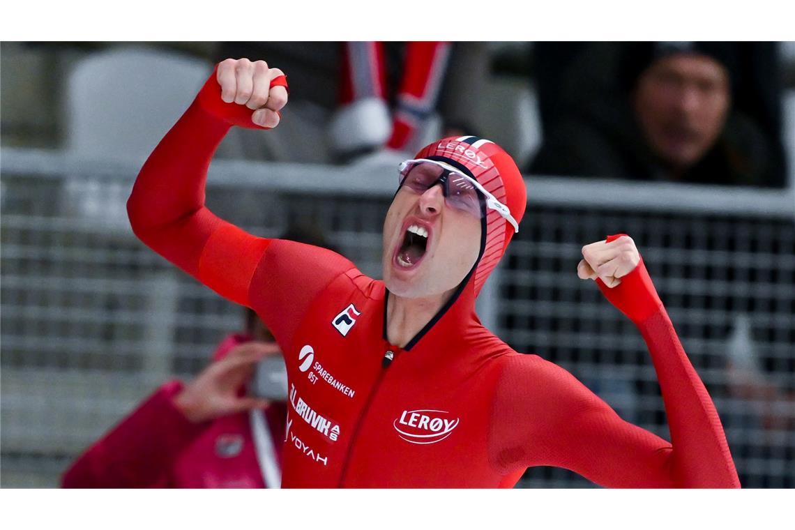 Jubel beim Eisschnelllauf-Weltcup in Inzell: Sander Eitrem aus Norwegen  jubelt über den Sieg und seinen neuen Weltrekord über 5000 Meter der Herren.