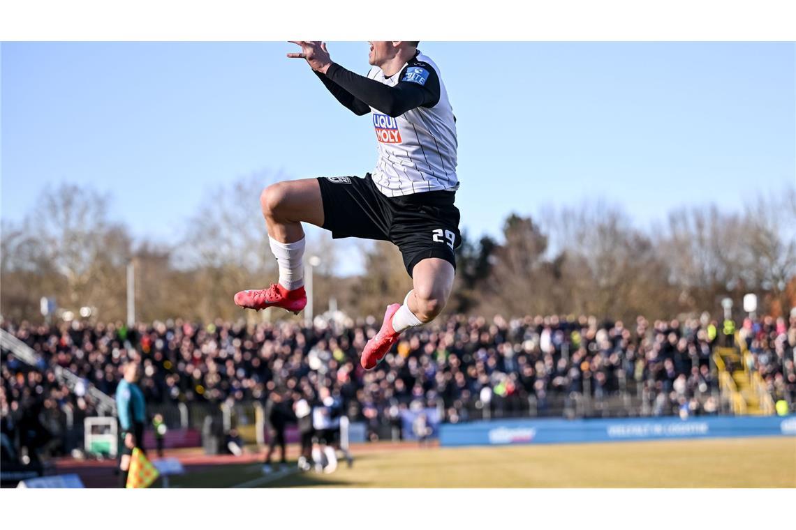 Bilder des Tages Jubel beim Fußball in Ulm: Semir Telalovic beim Spiel SSV Ulm gegen Jahn Regensburg.