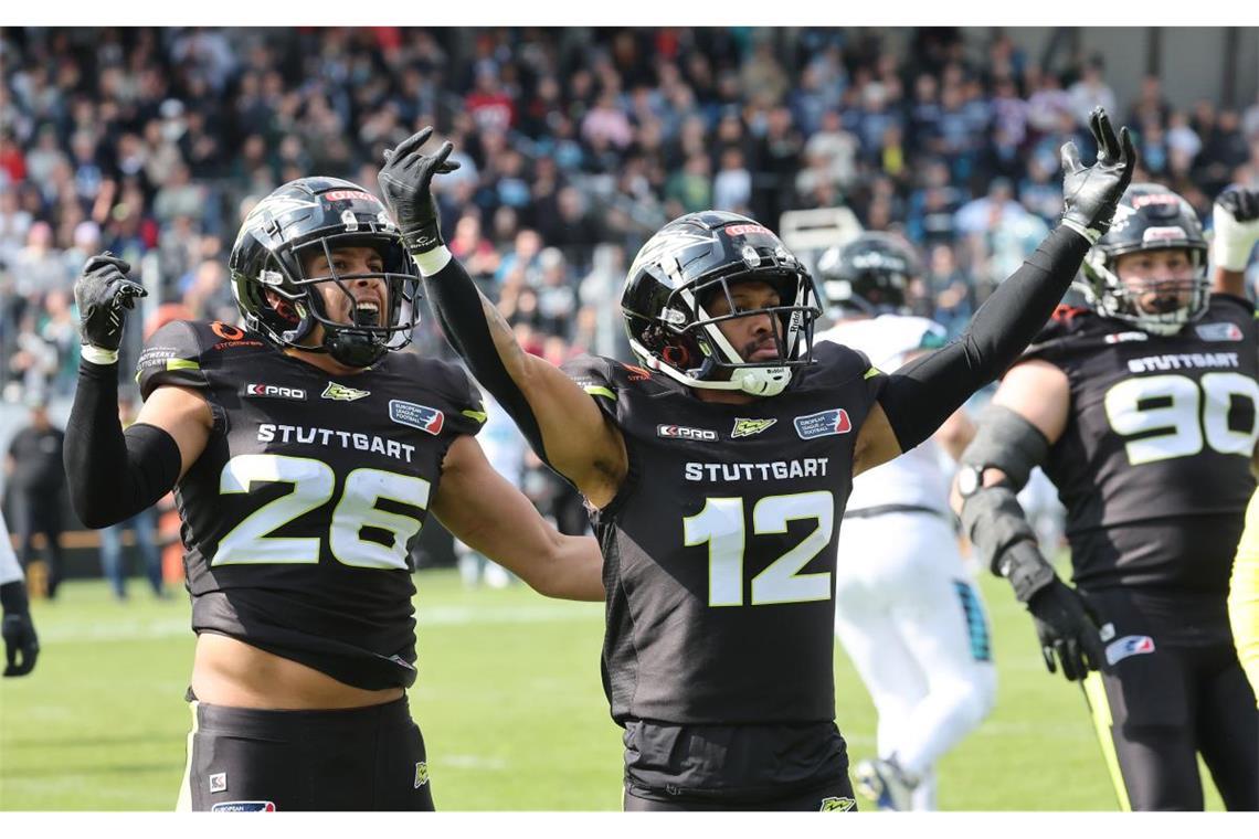 Jubel beim Spiel gegen die Munich Ravens: Luca Siebert (l.) und Raheem Wilson von der Stuttgart Surge.