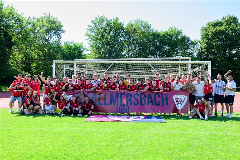 Jubel beim SV Allmersbach nach dem 2:1-Erfolg gegen den FSV Schwaigern und dem damit verbundenen Aufstieg in die Landesliga. Foto: Jens Körner