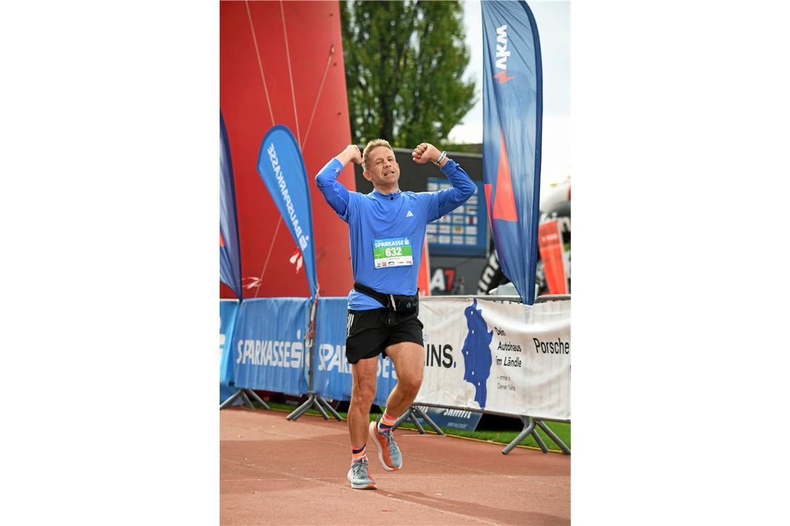 Jubel beim Zieleinlauf in Bregenz: Der erste Marathon ist geschafft. Foto: privat