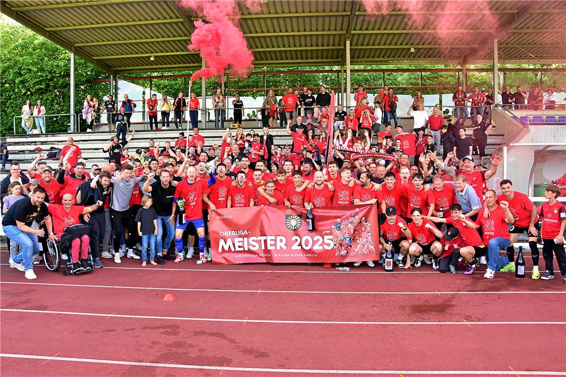 Jubel der Meistermannschaft  mit den Fans.  Auswärtssieg der SG Sonnenhof Großas...