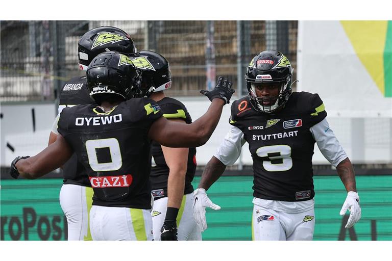 Jubel im Gazistadion: Die Stuttgarter Mike Harley Jr. (re.) und Tomiwa Oyewo.