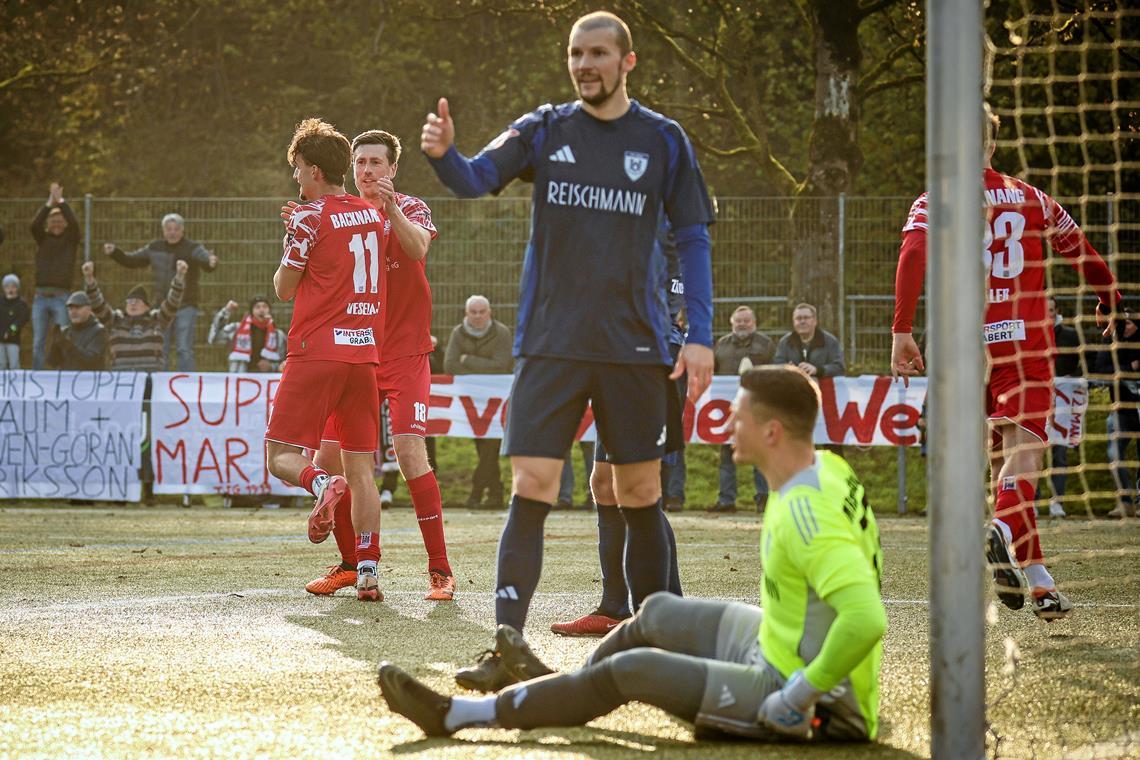 Perfekter Einstand für den Hoffnungsträger der TSG Backnang Jubel in den Etzwiesen über das 2:0: Thomas Doser gratuliert Shaban Veselaj (Nummer 11) zu dessen siebtem Saisontor. Foto: Alexander Becher
