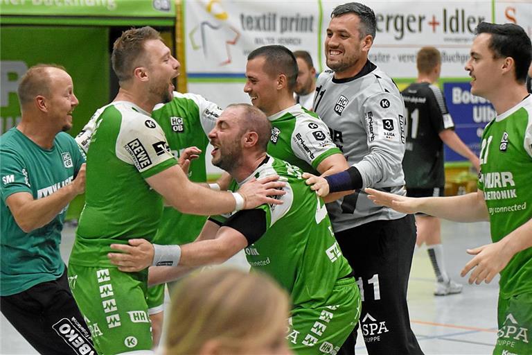 Jubel in Grün: Nach dem Sieg über Würzburg ist die Freude bei den Handballern um die Routiniers Florian Frank und Philipp Maurer (Mitte) fast grenzenlos. Foto: Tobias Sellmaier