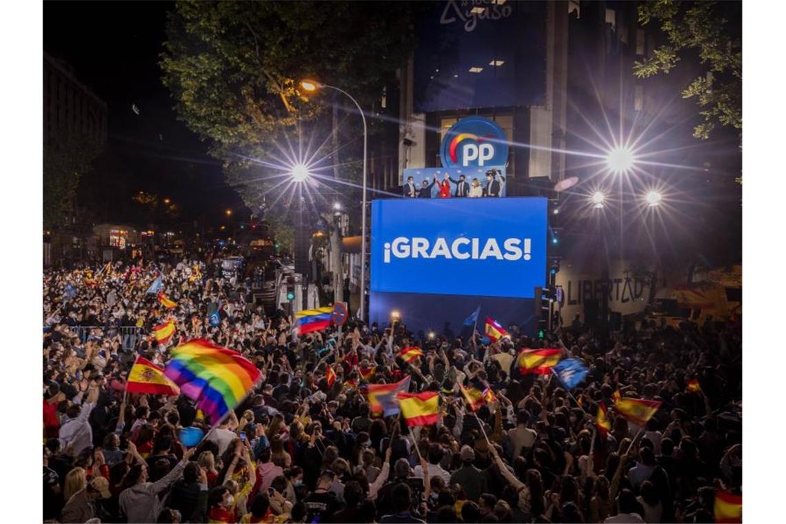 Mit lockerer Corona-Politik zum Wahltriumph in Madrid Jubel in Madrid: Isabel Diaz Ayuso (oben, 3.v.l.) winkt ihren Anhängern zu. Foto: Bernat Armangue/AP/dpa