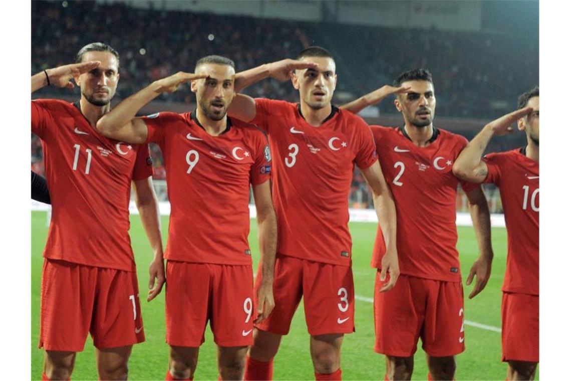 Jubel mit Folgen: Die Türkei-Spieler beim Sieg gegen Albanien. Foto: Uncredited/AP/dpa