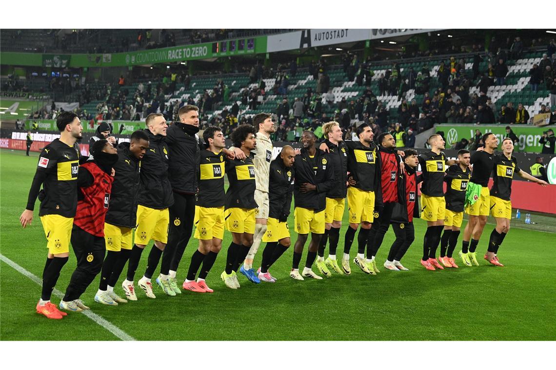 "Absoluter Kraftakt": Dortmunds Aufgaben im Winter Jubel nach dem letzten Spiel des Jahres: Die Spieler von Borussia Dortmund feiern den 3:1-Sieg in Wolfsburg.