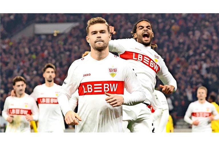 Jubel nach dem Treffer zum 3:0 gegen Maccabi Tel Aviv: Torschütze Maximilian Mittelstädt (vorn) wird insbesondere von Lorenz Assignon verfolgt.