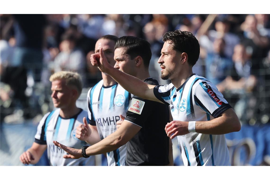 Jubel über das 1:0 von Flamur Berisha (re.).