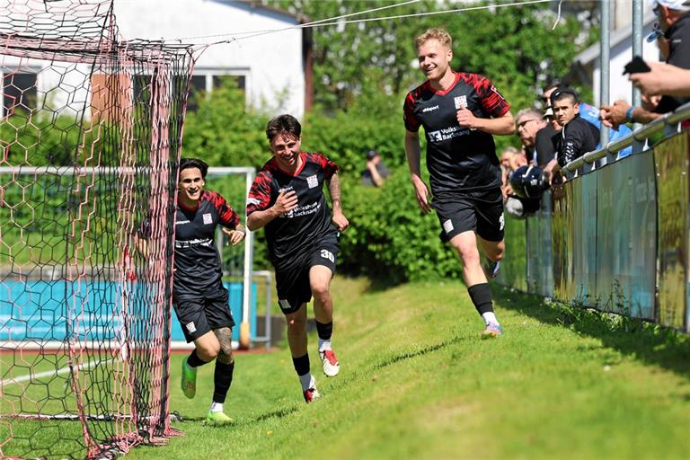 Jubel über den 2:1-Siegtreffer bei Normannia Gmünd: Torschütze Sebastian Gleißner, Giuliano Greco und Flavio Santoro (von rechts). Foto: Alexander Hornauer