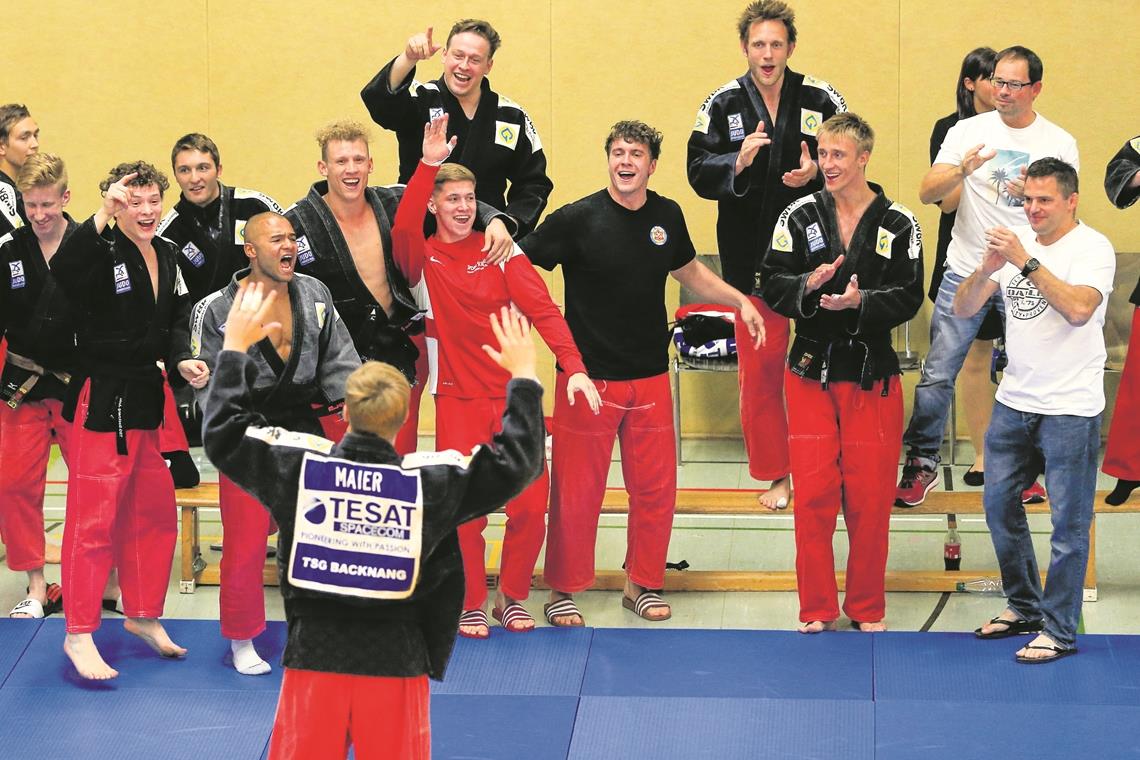 Jubel über ein Meisterstück. Vor allem Leon Maier stand bei den TSG-Judokas im Blickpunkt. Er erkämpfte beim 8:6 den entscheidenden Punkt. TSG-Trainer Jens Holderle (weißes T-Shirt, vorne rechts) sieht in einem Aufstieg für seine Mannschaft durchaus auch eine Chance. Foto: A. Becher