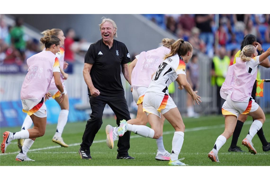 Hrubesch traut DFB-Frauen bei EM "alles" zu Jubel über Olympia-Bronze: Horst Hrubesch und die Nationalspielerinnen.