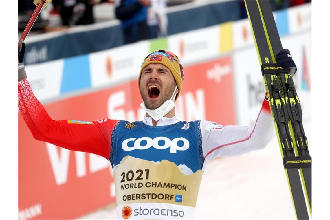 Jubel über WM-Gold: Hans Christer Holund nach seinem Sieg über 15 Kilometer. Foto: Karl-Josef Hildenbrand/dpa
