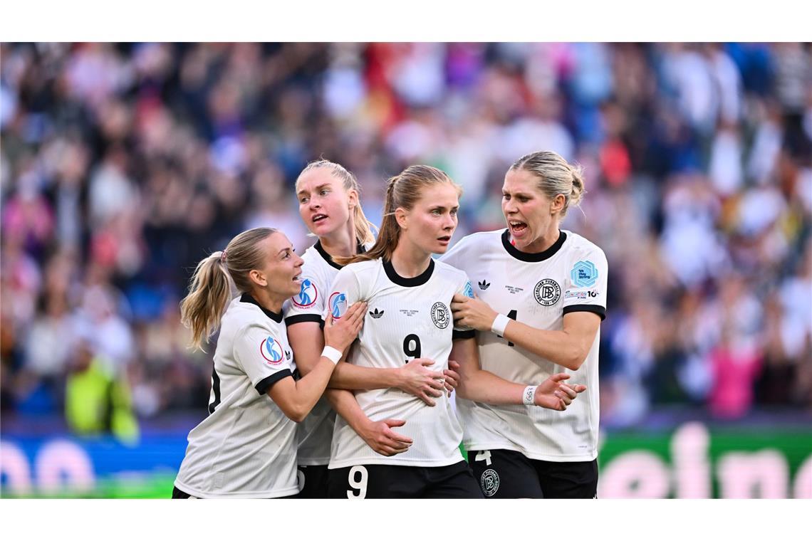 DFB-Boss warnt bei EM: "Nicht euphorisiert sein" Jubel um Elfmeterschützin Sjoeke Nüsken (M).
