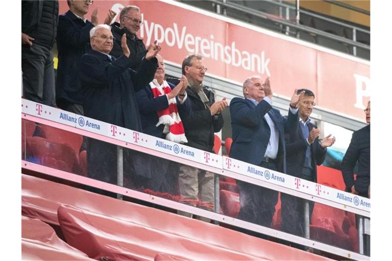 Jubeln ohne Abstand: Die Bayern-Spitze beim Sieg gegen Schalke 04. Foto: Matthias Balk/dpa