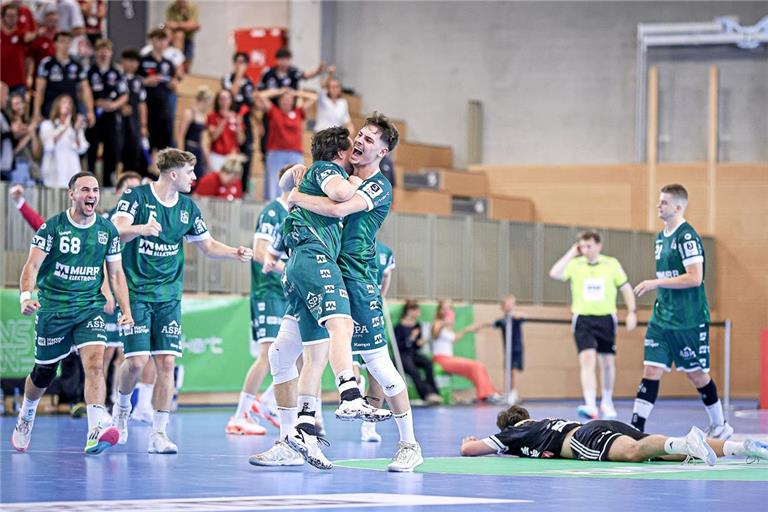 Jubelnde Hausherren, enttäuschte und teils am Boden liegende Gäste aus Erlangen: Das späte HCOB-Siegtor sorgt für große Emotionen in der Murrtal-Arena. Foto: Alexander Becher
