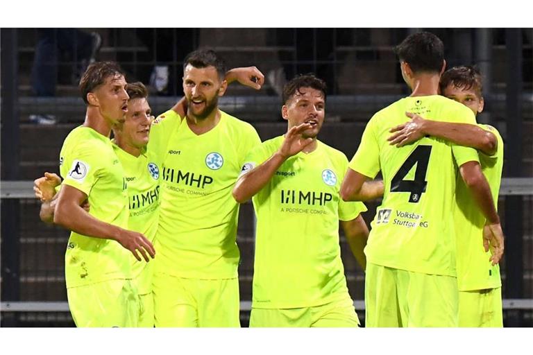 Jubelnde Kickers-Spieler im Trikot mit MHP auf der Brust&nbsp;– ist&nbsp; das auch in der kommenden Saison der Fall?