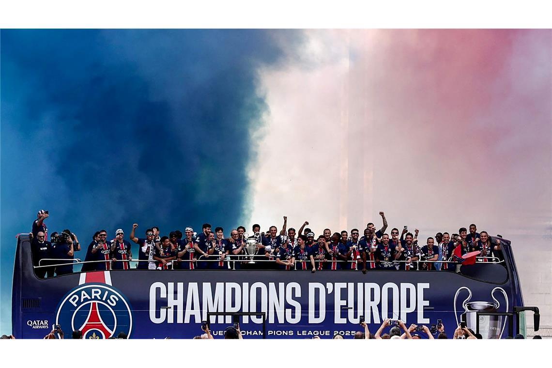 Bilder des Tages Jubelnde Sieger: Die Spieler von Paris Saint-Germain feiern in einem Bus auf der Avenue des Champs-Elysees den Triumph in der Champions League