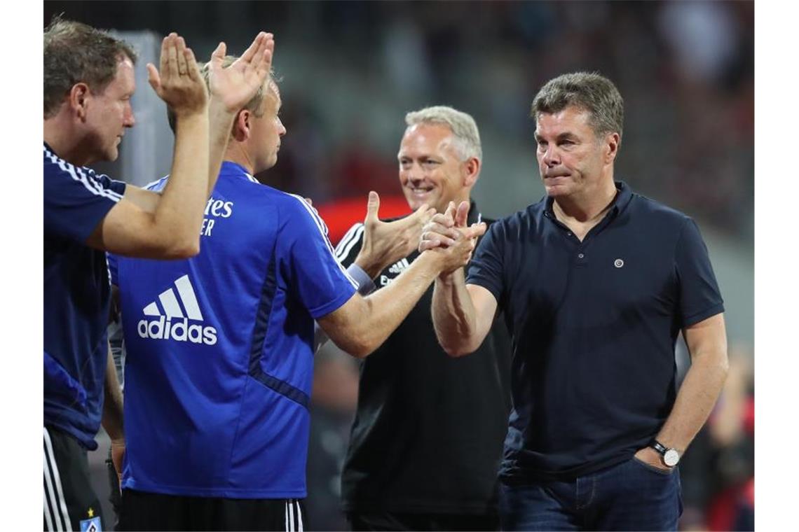 Jubelte über das 4:0 in Nürnberg, warnte aber auch: HSV-Trainer Dieter Hecking (r). Foto: Daniel Karmann