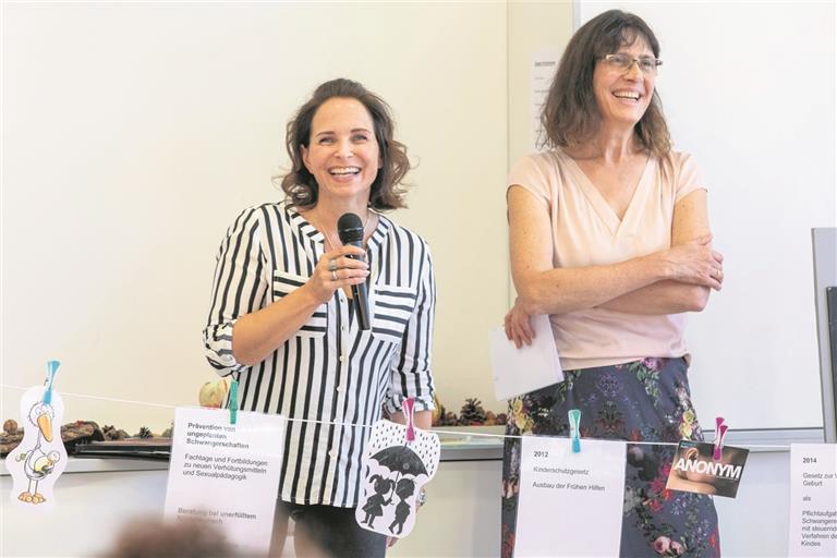 Jubiläumsfeier der Schwangerenberatung: Ines Wagner (links) und Kathrin Kaufmann stellen mit viel Humor ihre Arbeit vor. Foto: A. Becher