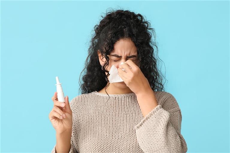 Juckende Augen, laufende Nase, Niesanfälle: Wie erkennt man eine Pollenallergie? Erfahren Sie hier, welche Symptome typisch sind und was wirklich hilft.