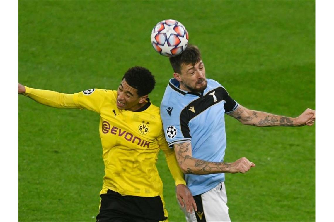 Jude Bellingham (l) vom BVB und Lazios Francesco Acerbi kämpfen um den Ball. Foto: Bernd Thissen/dpa-Pool/dpa