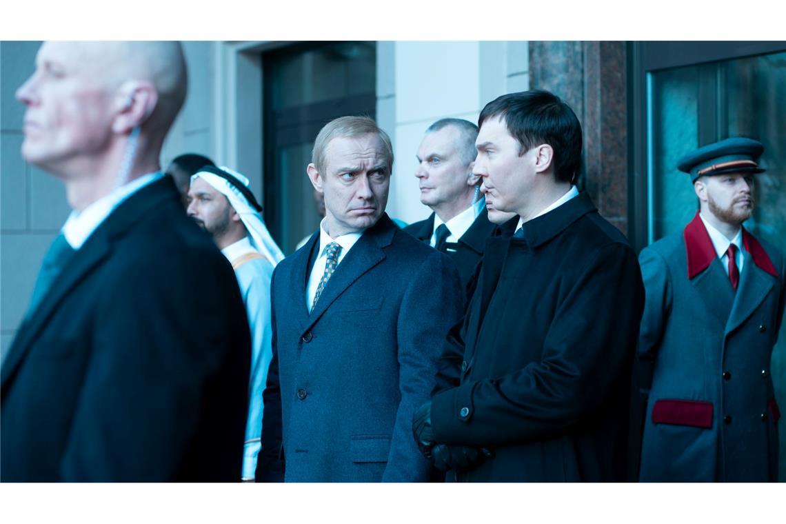 Jude Law: Keine Angst vor Putin Jude Law und Paul Dano in einer Szene des Films von Olivier Assayas.