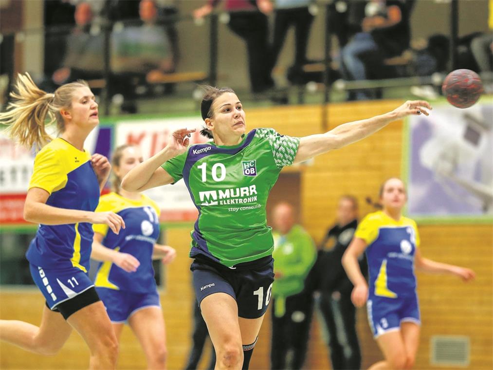 HCOB-Frauen mit starker Entwicklung Judit Lukács (beim Wurf) hat als Trainerin ihre Spielerinnen weiterentwickelt und setzt auf dem Spielfeld selbst Akzente. Foto: A. Becher