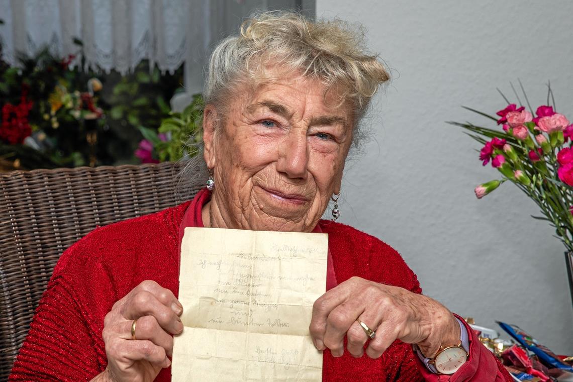Judith Scherpinski mit ihrem Wunschzettel an das Christkind. Mit fünf Jahren hat sie diesen geschrieben und für 84 Jahre aufbewahrt. Foto: A. Becher