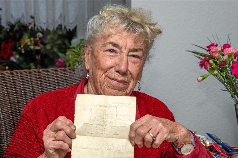 Judith Scherpinski mit ihrem Wunschzettel an das Christkind. Mit fünf Jahren hat sie diesen geschrieben und für 84 Jahre aufbewahrt. Foto: A. Becher