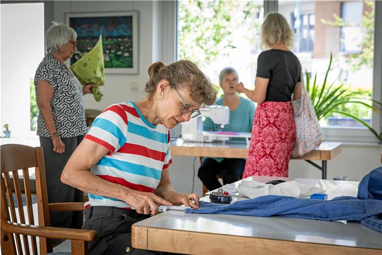 Judith Weis kürzt eine Hose und erhält dabei allerlei Tipps von anderen Bewohnerinnen. Foto: Alexander Becher