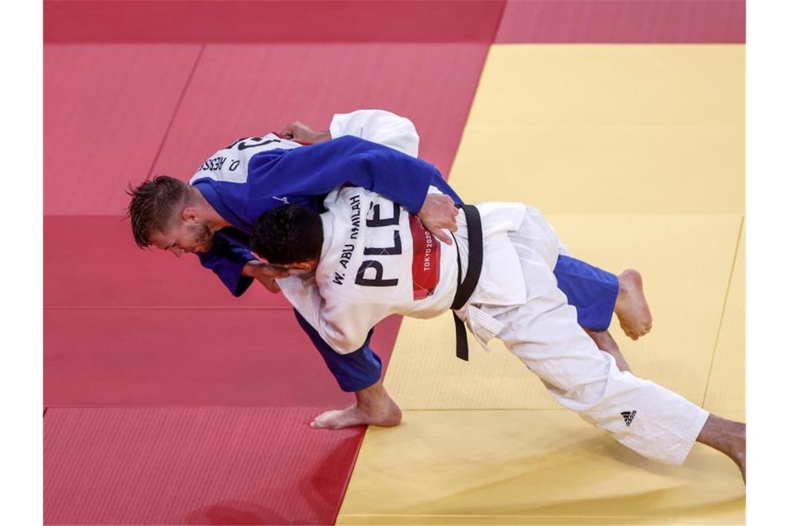 Judoka Dominic Ressel (blau) erreichte bei seinen ersten Olympischen Spielen in der Gewichtsklasse bis 81 Kilogramm Platz fünf. Foto: Oliver Weiken/dpa