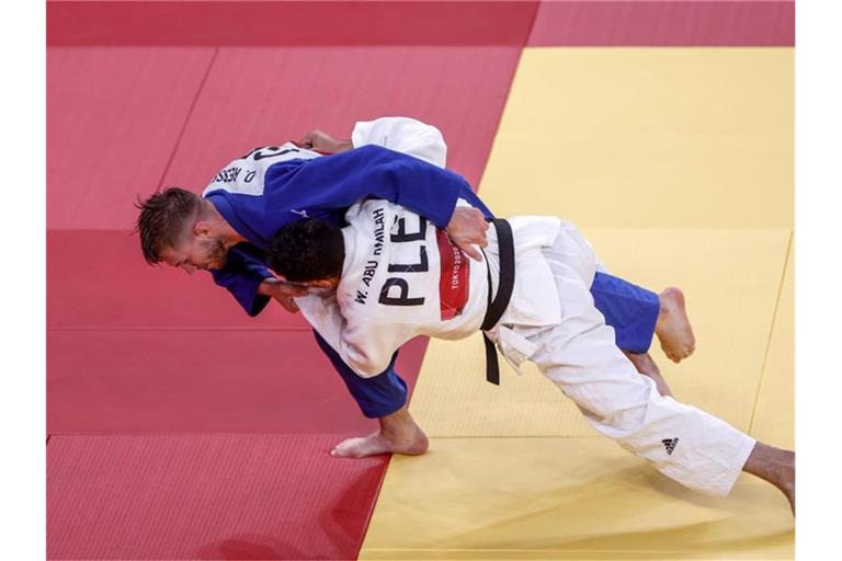 Judoka Dominic Ressel (blau) erreichte bei seinen ersten Olympischen Spielen in der Gewichtsklasse bis 81 Kilogramm Platz fünf. Foto: Oliver Weiken/dpa