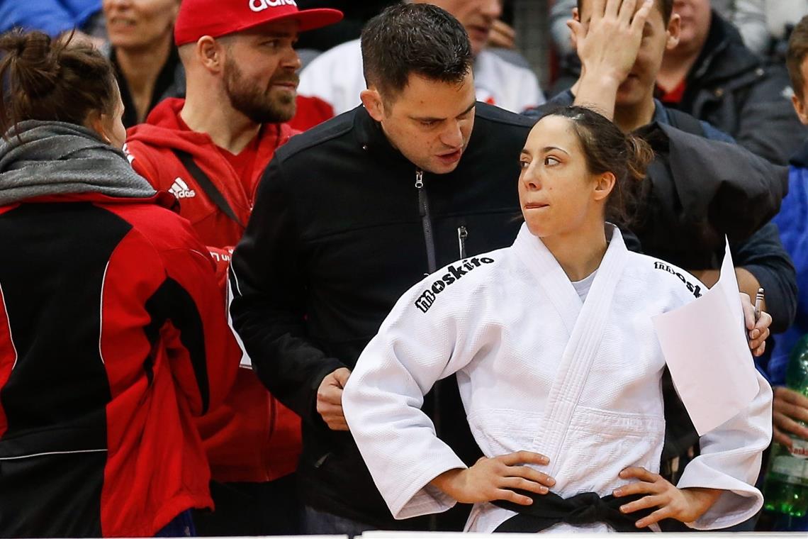 Judoka Katharina Menz bekommt von TSG-Trainer Jens Holderle immer wieder wichtige Tipps. Foto: A. Becher
