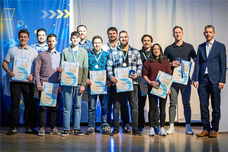 Judoka Katharina Menz, Mountainbiker Max Pfeil (Zweiter von rechts) und die Radballer des RSV Waldrems gewinnen die Wahl der BKZ-Sportler des Jahres. Sie haben von Redaktionsleiter Kornelius Fritz (rechts) die Medaillen und Urkunden erhalten. Foto: Alexander Becher