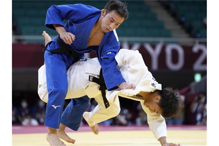 Judoka Naohisa Takato (l) gewann in Tokio die erste Goldmedaille für Japan. Foto: ---/kyodo/dpa