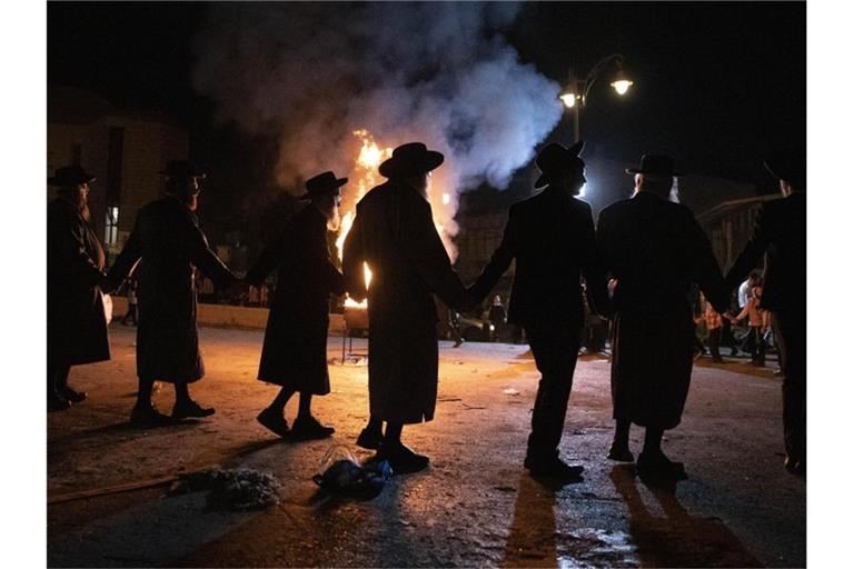 Jüdische Männer feiern auf einem Lag-Baomer-Fest in Jerusalem. Bei einem ähnlichen Fest in dem israelischen Ort Meron kam es zu einer Massenpanik mit Toten. Foto: Sebastian Scheiner/AP/dpa
