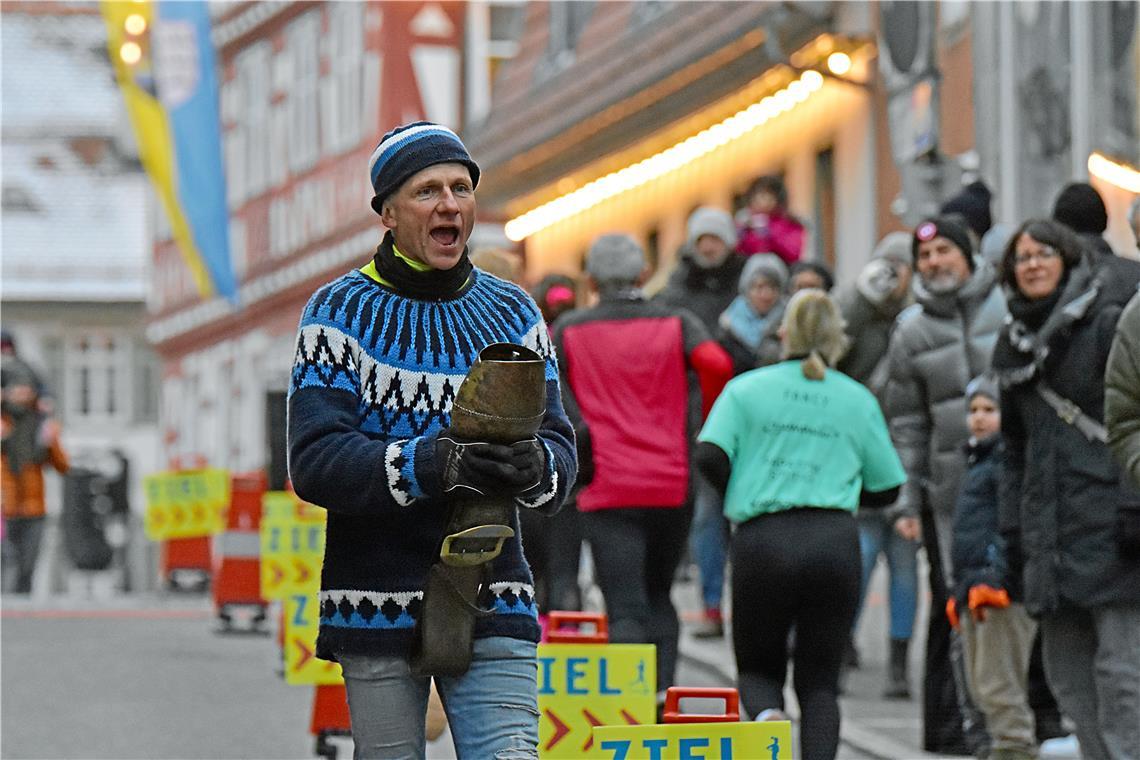 Jürgen Baumann motiviert die Laufenden lautstark bis ins Ziel. Silvesterlauf in ...