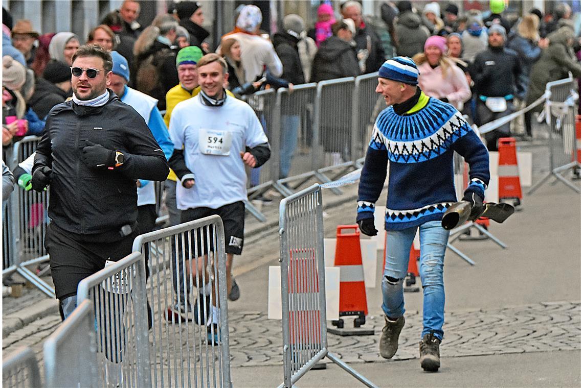 Jürgen Baumann motiviert die Laufenden lautstark bis ins Ziel. Silvesterlauf in ...