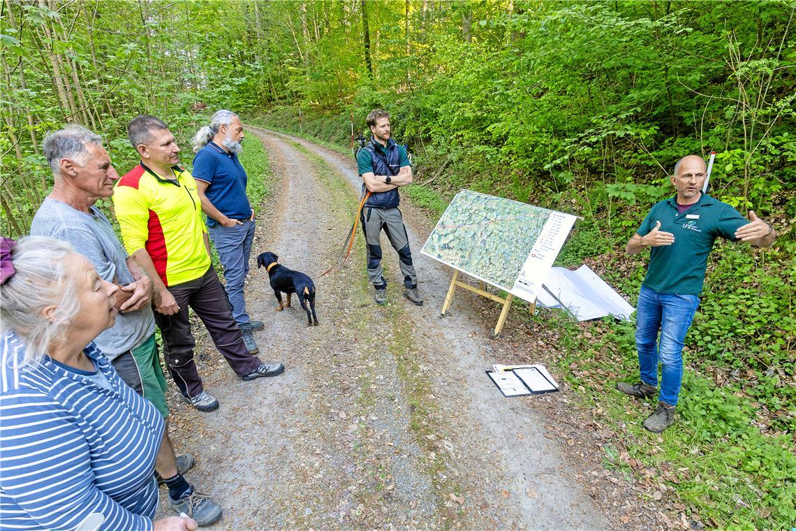 Jürgen Baumann (rechts) und Paul Bek (Mitte) vom Kreisforstamt sprechen mit den Privatwaldbesitzern (von links) Ella Friedrich, Ewald Friedrich, Wilfried Fuchs und Thilo Kress über das Projekt „Diana“. Fotos: Alexander Becher