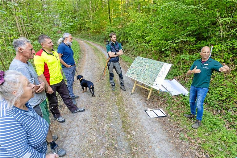 Jürgen Baumann (rechts) und Paul Bek (Mitte) vom Kreisforstamt sprechen mit den Privatwaldbesitzern (von links) Ella Friedrich, Ewald Friedrich, Wilfried Fuchs und Thilo Kress über das Projekt „Diana“. Fotos: Alexander Becher