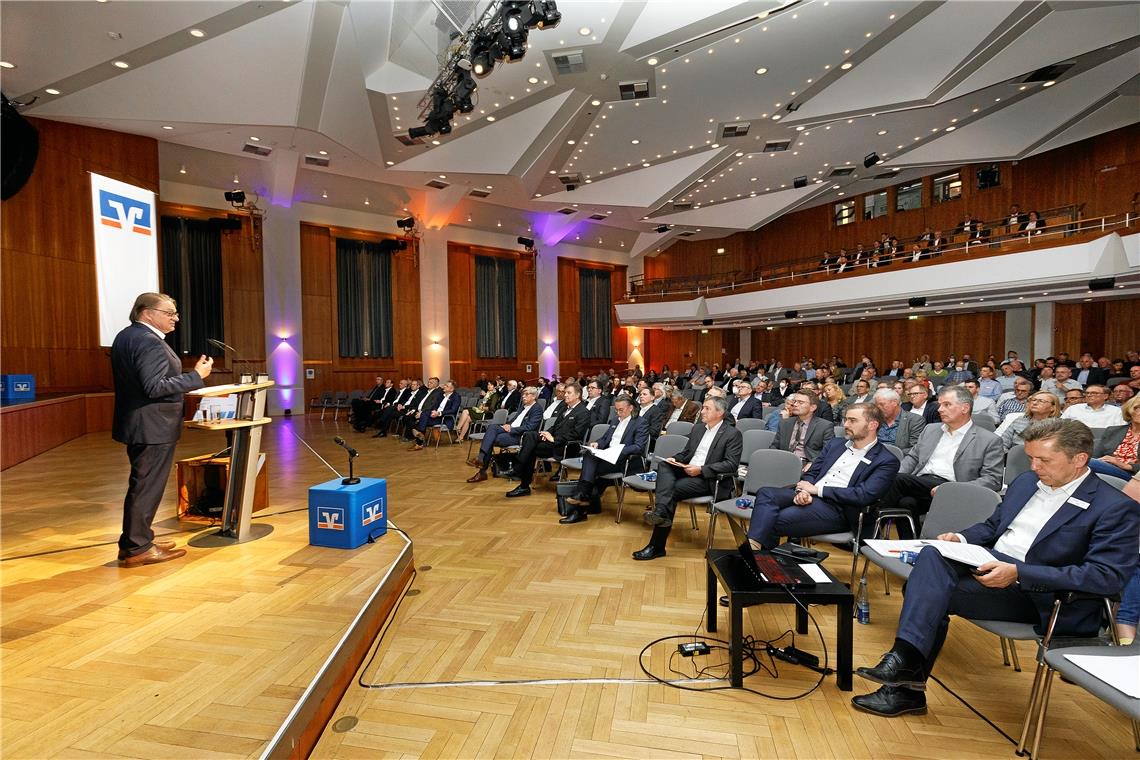 Mehrwerte schaffen in der Region Jürgen Beerkircher, der Vorstandsvorsitzende der Volksbank Backnang (links), stellte die wichtigsten Projekte des Geldinstituts bei der Vertreterversammlung vor. Foto: Jörg Fiedler