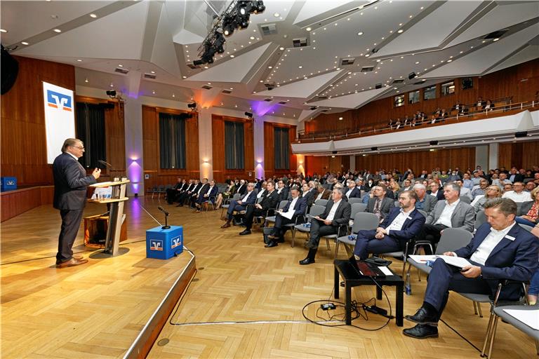 Jürgen Beerkircher, der Vorstandsvorsitzende der Volksbank Backnang (links), stellte die wichtigsten Projekte des Geldinstituts bei der Vertreterversammlung vor. Foto: Jörg Fiedler