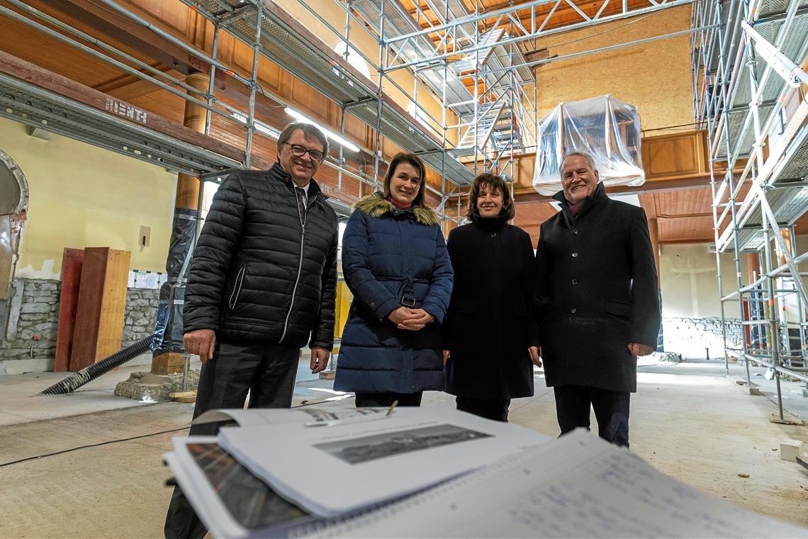 Jürgen Beerkircher (von links), Andrea Schreiber, Sabine Goller-Braun und Wilfried Braun beim jüngsten Baustellenrundgang. Foto: A. Becher